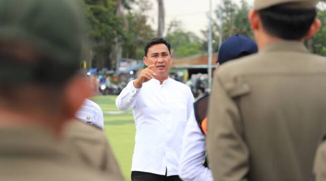 Camat Tangerang Yudi Pradana Saat Memberikan Arahan kepada Petugas Gabungan. Foto: ist