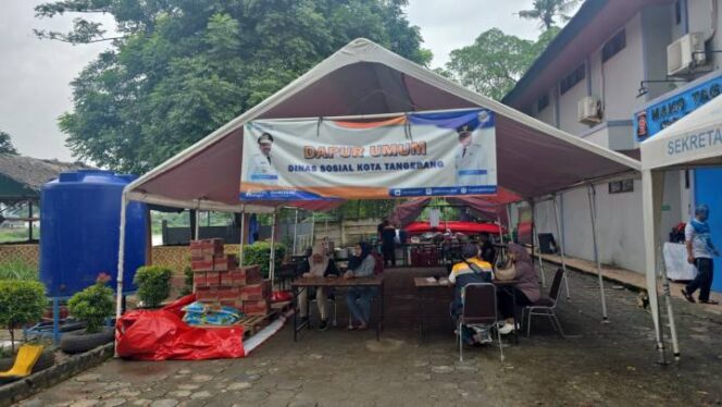 
 Dinsos Kota Tangerang Siagakan Dapur Umum di lokasi pengungsian Banjir. Foto: ist