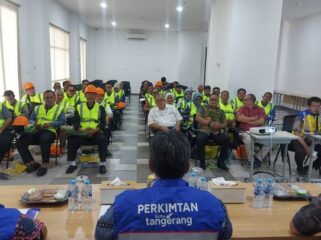 Kepala Dinas Perumahan, Permukiman, dan Pertanahan (Disperkimtan) Kota Tangerang, Decky Priambodo saat membuka Uji Sertifikasi Kompetensi Tenaga Kerja Konstruksi bagi seluruh pekerja swakelola pembangunan Rumah Tidak Layak Huni (RTLH) di Kota Tangerang. Foto: ist