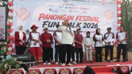 Bupati Tangerang Moch. Maesyal Rasyid lepas peserta gerak jalan Fun Walk di Kecamatan Panongan. Foto: Ist