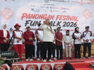 Bupati Tangerang Moch. Maesyal Rasyid lepas peserta gerak jalan Fun Walk di Kecamatan Panongan. Foto: Ist