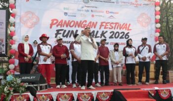 Bupati Tangerang Moch. Maesyal Rasyid lepas peserta gerak jalan Fun Walk di Kecamatan Panongan. Foto: Ist