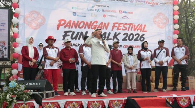 Bupati Tangerang Moch. Maesyal Rasyid lepas peserta gerak jalan Fun Walk di Kecamatan Panongan. Foto: Ist