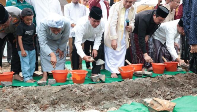 
 Bupati Tangerang, Moch. Maesyal Rasyid saat melakukan peletakan batu pertama pembangunan perluasan Maqbaroh Kasepuhan Al-Istiqlaliyyah di Kampung Cilongok, Desa Sukamantri, Kecamatan Pasar Kemis. Foto: ist