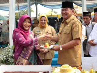Bupati Tangerang, Moch. Maesyal Rasyid yang didampingi Wakil Bupati Tangerang memimpin pelaksanaan apel bersama dalam rangka memperingati Hari Ulang Tahun (HUT) ke-15 RSUD Balaraja yang digelar di Halaman RSUD Balaraja. Foto: Ist