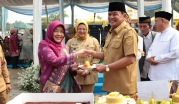 Bupati Tangerang, Moch. Maesyal Rasyid yang didampingi Wakil Bupati Tangerang memimpin pelaksanaan apel bersama dalam rangka memperingati Hari Ulang Tahun (HUT) ke-15 RSUD Balaraja yang digelar di Halaman RSUD Balaraja. Foto: Ist
