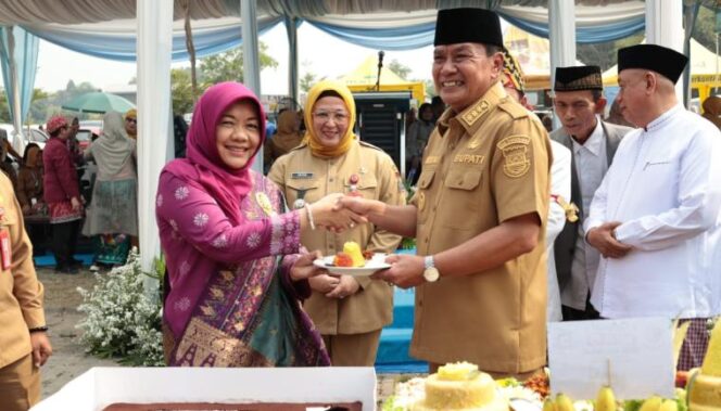 
 Bupati Tangerang, Moch. Maesyal Rasyid yang didampingi Wakil Bupati Tangerang memimpin pelaksanaan apel bersama dalam rangka memperingati Hari Ulang Tahun (HUT) ke-15 RSUD Balaraja yang digelar di Halaman RSUD Balaraja. Foto: Ist