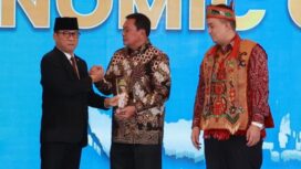 Bupati Maesyal Rasyid menerima langsung penghargaan yang diserahkan oleh Menteri Desa dan Pembangunan Daerah Tertinggal (Mendes PDT), Yandri Susanto. Foto: ist