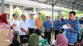 Bupati Tangerang Moch Maesyal Rasyid saat menghadiri Bakti Sosial PT. Sinar Intan Putra Nusa Desa Budi Mulya Kec. Cikupa. Foto: ist