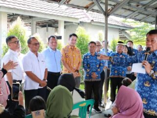 Bupati Tangerang Moch Maesyal Rasyid saat menghadiri Bakti Sosial PT. Sinar Intan Putra Nusa Desa Budi Mulya Kec. Cikupa. Foto: ist
