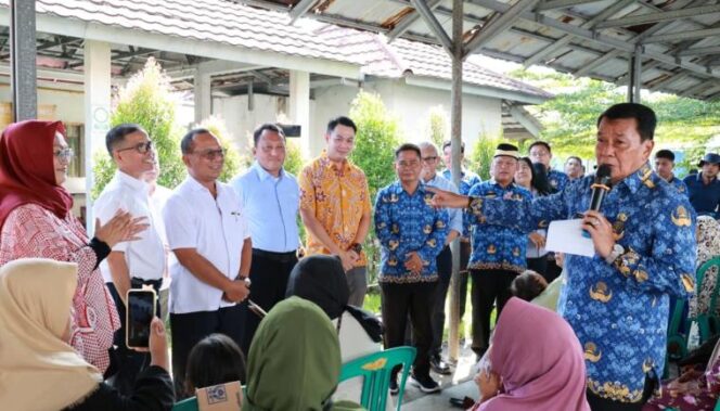
 Bupati Tangerang Moch Maesyal Rasyid saat menghadiri Bakti Sosial PT. Sinar Intan Putra Nusa Desa Budi Mulya Kec. Cikupa. Foto: ist
