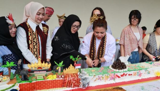 
 Wakil Bupati (Wabup) Tangerang, Intan Nurul Hikmah saat menghadiri perayaan HUT ke-18 Sekarwangi Cake di The Breeze BSD Kec. Pagedangan. Foto: ist