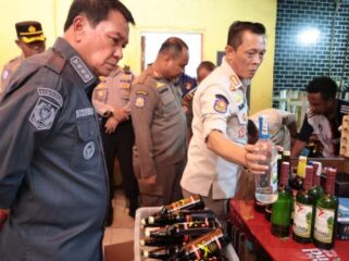 Bupati Tangerang Moch. Maesyal Rasyid bersama Kapolesta Tangerang dan Dandim 0510 Tigaraksa saat melakukan inspeksi mendadak (sidak) langsung ke lokasi tempat hiburan malam yang diduga tidak memiliki izin operasional. Foto: ist