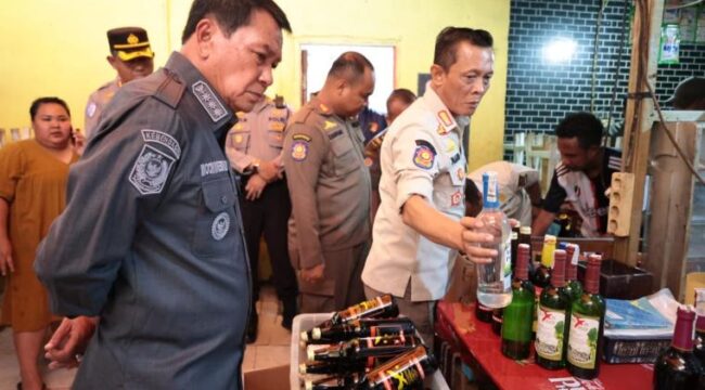 Bupati Tangerang Moch. Maesyal Rasyid bersama Kapolesta Tangerang dan Dandim 0510 Tigaraksa saat melakukan inspeksi mendadak (sidak) langsung ke lokasi tempat hiburan malam yang diduga tidak memiliki izin operasional. Foto: ist