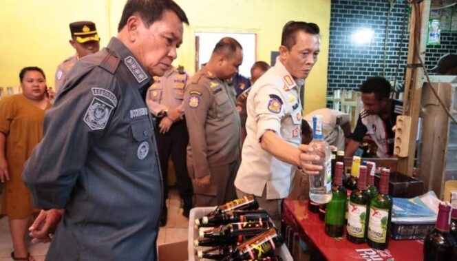 
 Bupati Tangerang Moch. Maesyal Rasyid bersama Kapolesta Tangerang dan Dandim 0510 Tigaraksa saat melakukan inspeksi mendadak (sidak) langsung ke lokasi tempat hiburan malam yang diduga tidak memiliki izin operasional. Foto: ist
