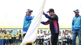 Gubernur Banten Andra Soni saat menyerahkan Pataka POPDA Banten Kepada Bupati Tangerang Moch Maesyal Rasyid. Foto: Ist 