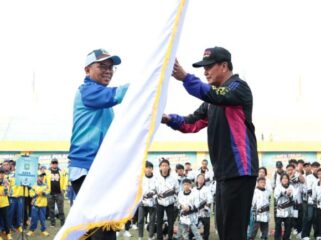 Gubernur Banten Andra Soni saat menyerahkan Pataka POPDA Banten Kepada Bupati Tangerang Moch Maesyal Rasyid. Foto: Ist 