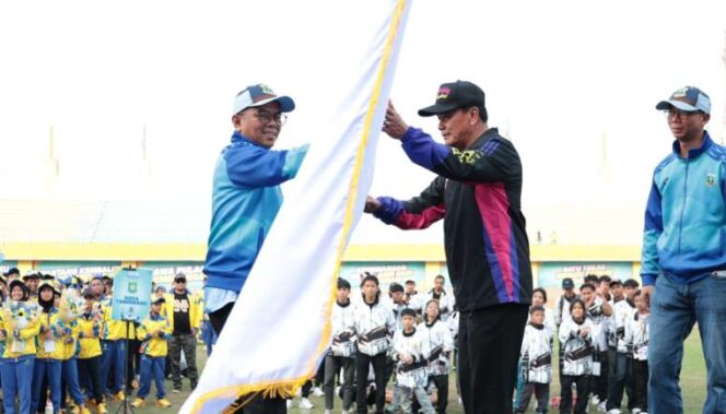 
 Gubernur Banten Andra Soni saat menyerahkan Pataka POPDA Banten Kepada Bupati Tangerang Moch Maesyal Rasyid. Foto: Ist 