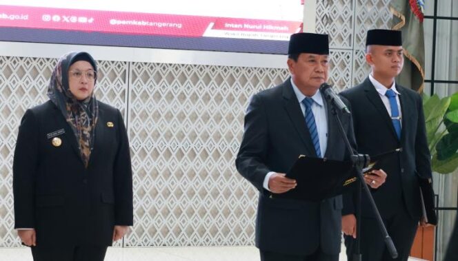 
 Bupati Tangerang Moch. Maesyal Rasyid melantik dan mengambil sumpah enam Pejabat Pimpinan Tinggi Pratama (Eselon II) di lingkungan Pemerintah Kabupaten Tangerang. Foto: ist