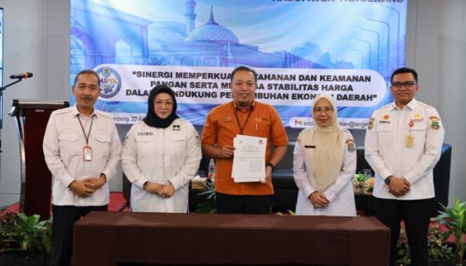 
 Kepala Biro Perekonomian dan Pembangunan Provinsi Banten, Ismail bersama Wakil Bupati Tangerang saat menghadiri High Level Meeting TPID. Foto: ist