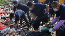 Bupati Tangerang, Moch. Maesyal Rasyid bersama Kapolresta Tangerang turun langsung bersihkan sampah di Desa Tobat Kecamatan Balaraja. Foto: ist 