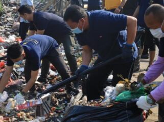 Bupati Tangerang, Moch. Maesyal Rasyid bersama Kapolresta Tangerang turun langsung bersihkan sampah di Desa Tobat Kecamatan Balaraja. Foto: ist 