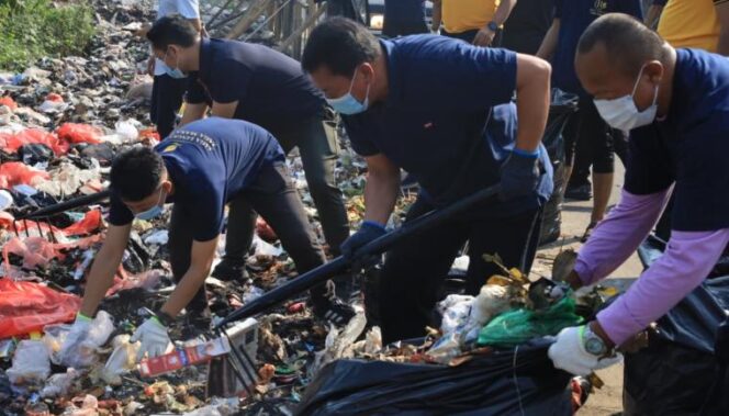 
 Bupati Tangerang, Moch. Maesyal Rasyid bersama Kapolresta Tangerang turun langsung bersihkan sampah di Desa Tobat Kecamatan Balaraja. Foto: ist 