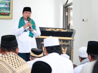 Bupati Tangerang Moch Maesyal Rasyid saat Jum'at Keliling di Kampung Besar Kecamatan Teluk Naga. Foto: ist