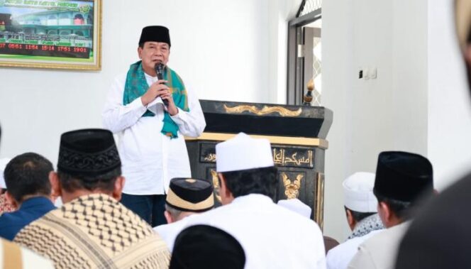 
 Bupati Tangerang Moch Maesyal Rasyid saat Jum'at Keliling di Kampung Besar Kecamatan Teluk Naga. Foto: ist