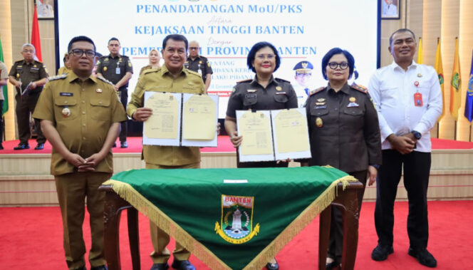
 Bupati Tangerang Moch. Maesyal Rasyid menghadiri penandatanganan Nota Kesepahaman antara Kejaksaan Tinggi Banten dan Pemerintah Kabupaten/Kota Se-Provinsi Banten terkait pelaksanaan pidana kerja sosial bagi pelaku tindak pidana di Pendopo Gubernur Banten, Serang. Foto: ist