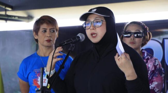 Wakil Bupati Tangerang, Intan Nurul Hikmah, menghadiri kegiatan Cardio Mix: Yoga Flow dan Glow yang diselenggarakan di kawasan Paramount Petals, Kecamatan Curug. Foto: ist 