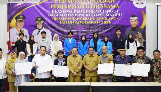 
 Penandatanganan kerja sama tersebut dilakukan oleh Sekretaris Daerah Kabupaten Tangerang, Soma Atmaja dengan pimpinan 26 perguruan tinggi mitra, dan disaksikan langsung oleh Bupati Tangerang Moch. Maesyal Rasyid, beserta kepala OPD jajaran, di Ballroom Yasmin, Kelurahan Binong, Kec. Curug. Foto: Ist 