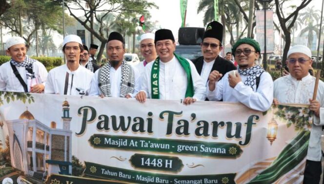 
 Bupati Tangerang, Moch. Maesyal Rasyid,  saat melepas peserta Pawai Ta’aruf dalam rangka memperingati Tahun Baru Islam 1 Muharram yang digelar di kawasan Citra Raya, Kecamatan Panongan. Foto: ist