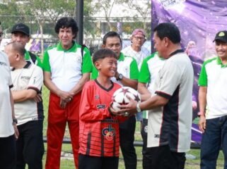 Bupati Tangerang Moch. Maesyal Rasyid saat membuka Turnamen Sepak Bola Piala Bupati Cup 2026, kelompok usia U-13 dan U-15 di Training Ground Stadion Indomilk, Kecamatan Kelapa Dua. Foto: ist 