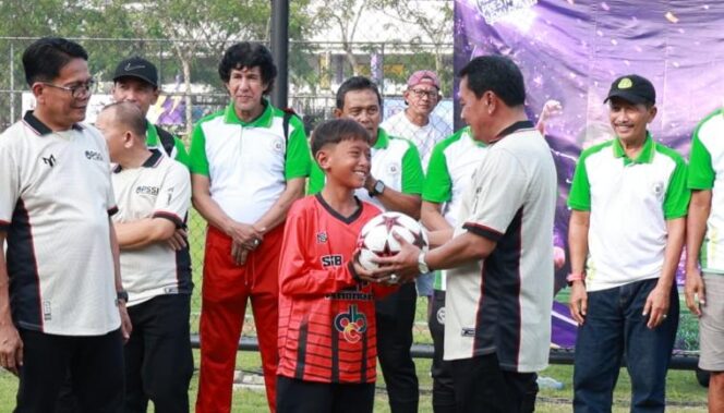 
 Bupati Tangerang Moch. Maesyal Rasyid saat membuka Turnamen Sepak Bola Piala Bupati Cup 2026, kelompok usia U-13 dan U-15 di Training Ground Stadion Indomilk, Kecamatan Kelapa Dua. Foto: ist 