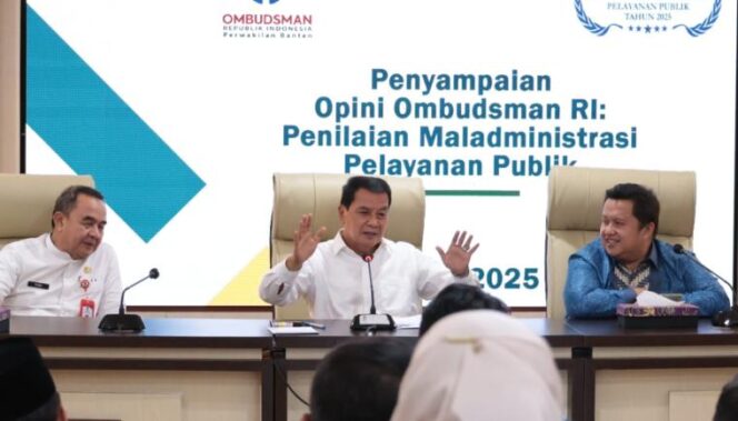 
 Bupati Tangerang Moch Maesyal Rasyid saat menerima Hasil hasil penilaian Ombudsman di Ruang Rapat Wareng, Puspemkab Tangerang. Foto: ist
