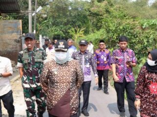 Wakil Bupati Tangerang, Intan Nurul Hikmah saat meninjau lahan yang direncanakan menjadi lokasi pembangunan Tempat Pengolahan Sampah Reduce, Reuse, Recycle (TPS3R) di Desa Pematang dan Desa Pasir Nangka, Kecamatan Tigaraksa. Foto: ist