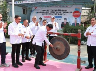 Bupati Tangerang, Moch Maesyal Rasyid, meninjau dan memantau langsung pelaksanaan program Cek Kesehatan Gratis (CKG) di SMK Negeri 2 Kabupaten Tangerang, Kecamatan Sepatan. Foto: Ist