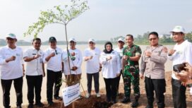 Wakil Ketua DPRD Provinsi Banten Yudi Budi Wibowo bersama Wakil Bupati Tangerang dan aktivis lingkungan hidup Banksasuci tanam 1.000 Pohon di Situ Cihuni, Pagedangan Kabupaten Tangerang. Foto: Ist