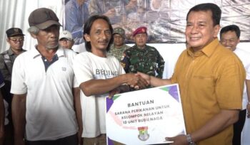 Bupati Tangerang Moch.Maesyal Rasyid bersama perwakilan OPD ngariung bersama komunitas nelayan di TPI Tanjung Pasir Kec. Teluknaga. Foto; Ist 