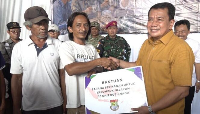 
 Bupati Tangerang Moch.Maesyal Rasyid bersama perwakilan OPD ngariung bersama komunitas nelayan di TPI Tanjung Pasir Kec. Teluknaga. Foto; Ist 