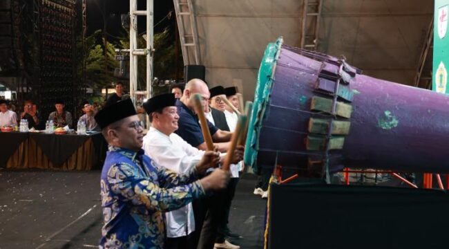 Gubernur Banten Andra Soni dan Bupati Tangerang, Moch. Maesyal Rasyid saat menghadiri Festival Tabuh Bedug ke-35 Kecamatan Teluknaga. Foto: ist