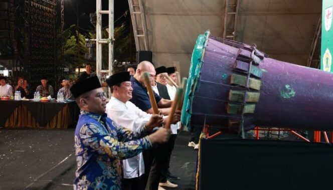 
 Gubernur Banten Andra Soni dan Bupati Tangerang, Moch. Maesyal Rasyid saat menghadiri Festival Tabuh Bedug ke-35 Kecamatan Teluknaga. Foto: ist