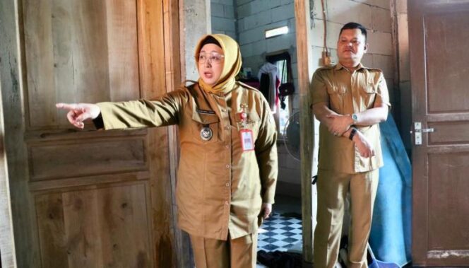
 Wakil Bupati (Wabup) Tangerang, Intan Nurul Hikmah saat meninjau langsung progress renovasi Rumah Tidak Layak Huni (RTLH) milik Ibu Mursani, warga Desa Matagara, Kec. Tigaraksa. Foto: ist