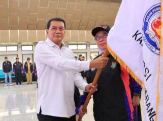 Bupati Tangerang Moch Maesyal Rasyid saat melepas para atlet pelajar potensial untuk bertarung di ajang Pekan Olahraga Pelajar Daerah (POPDA) XII dan Pekan Paralimpik Pelajar Daerah (PEPAPERDA) IX. Foto: ist