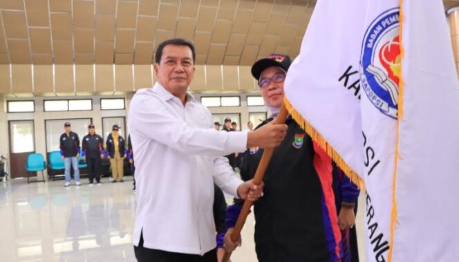 
 Bupati Tangerang Moch Maesyal Rasyid saat melepas para atlet pelajar potensial untuk bertarung di ajang Pekan Olahraga Pelajar Daerah (POPDA) XII dan Pekan Paralimpik Pelajar Daerah (PEPAPERDA) IX. Foto: ist
