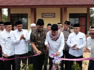Bupati Tangerang, Moch. Maesyal Rasyid, meresmikan bangunan Asrama Pondok Pesantren (Aspontren) di Pondok Pesantren Ishlaahul Ummah, Desa Solear, Kecamatan Solear, Kabupaten Tangerang. Foto: Ist