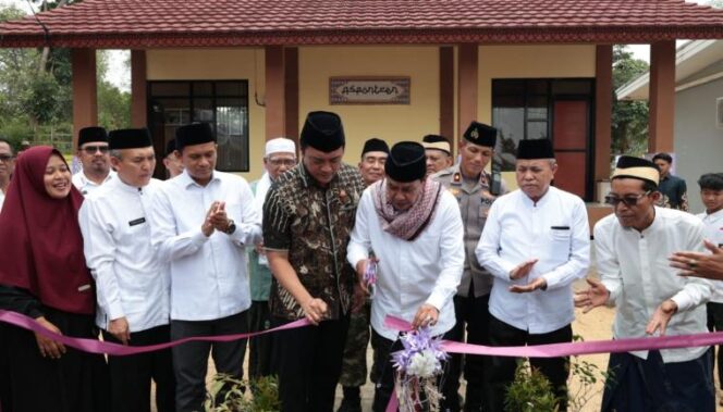 
 Bupati Tangerang, Moch. Maesyal Rasyid, meresmikan bangunan Asrama Pondok Pesantren (Aspontren) di Pondok Pesantren Ishlaahul Ummah, Desa Solear, Kecamatan Solear, Kabupaten Tangerang. Foto: Ist