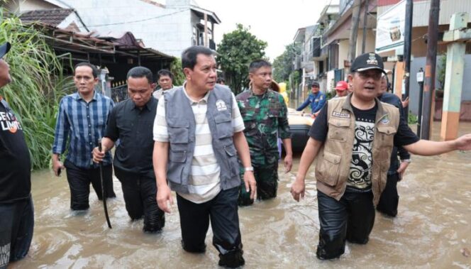 
 Bupati Tangerang Moch. Maesyal Rasyid meninjau langsung sejumlah lokasi terdampak banjir di wilayah Kabupaten Tangerang. Foto: ist