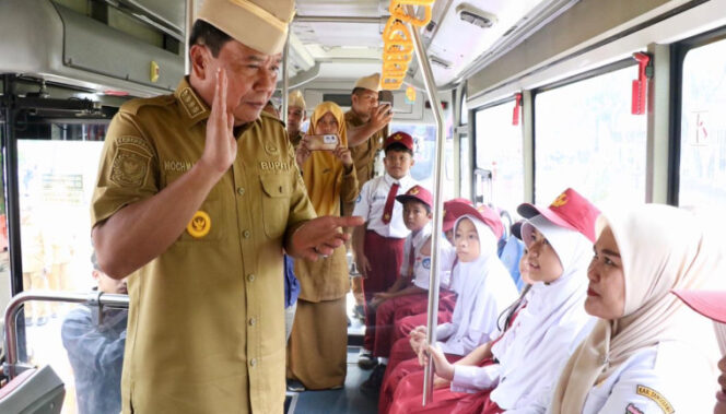 
 Bupati Tangerang Moch Maesyal Rasyid saat resmikan Empat Zona Baru Layanan Angkutan Sekolah Gratis. Foto: ist